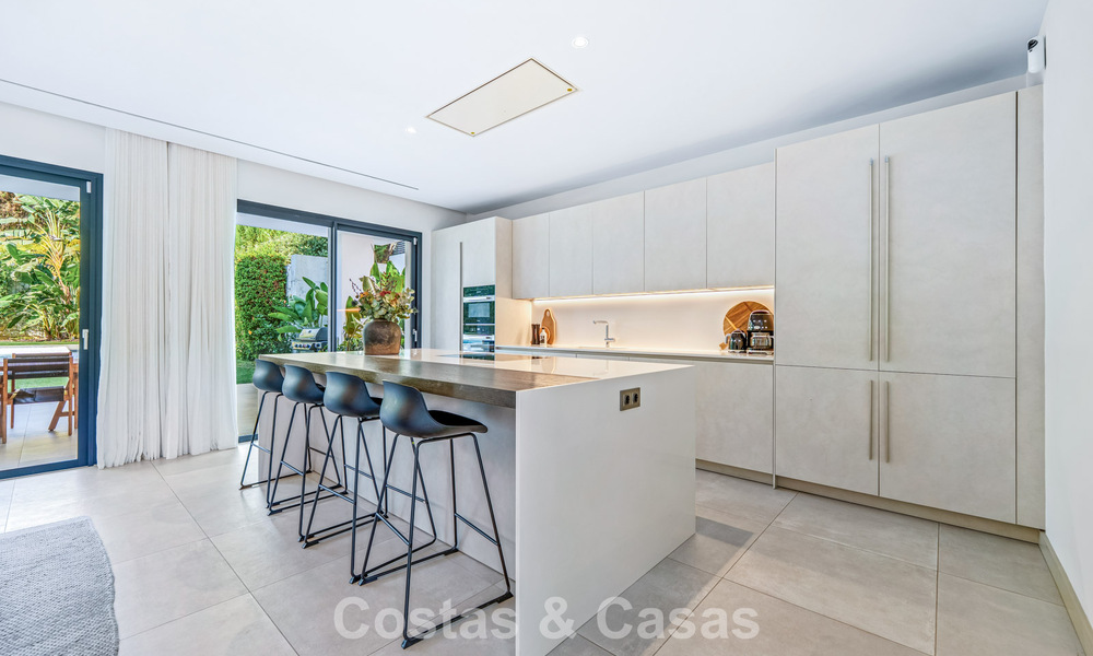 Villa de luxe moderne à vendre dans un style architectural contemporain, à quelques minutes à pied de Puerto Banus, Marbella 788878