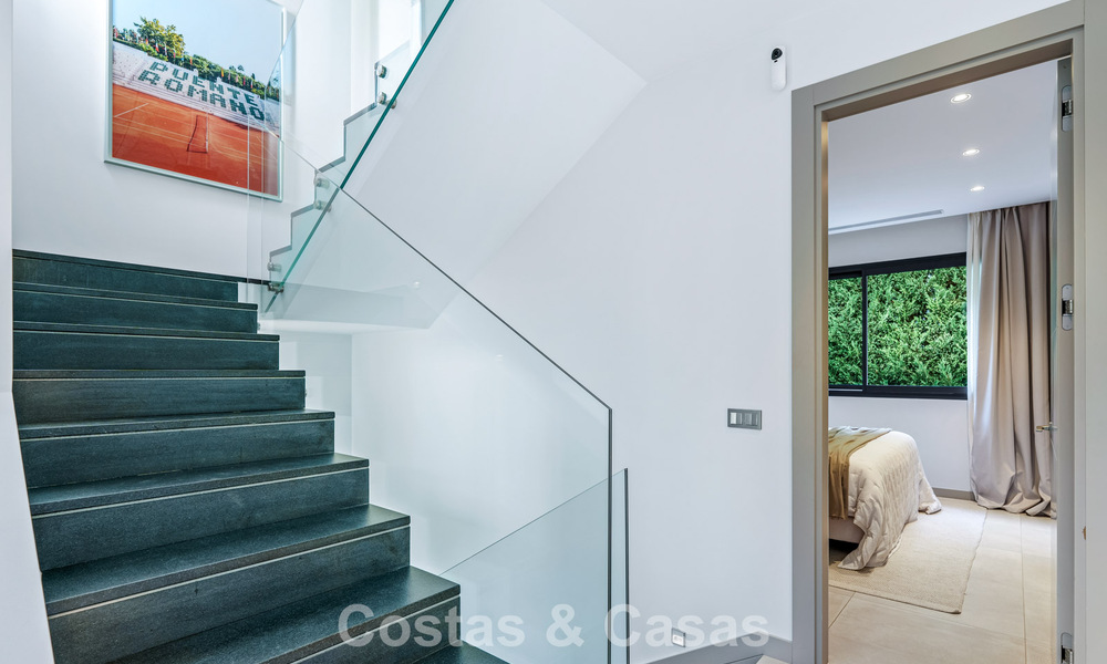 Villa de luxe moderne à vendre dans un style architectural contemporain, à quelques minutes à pied de Puerto Banus, Marbella 788880