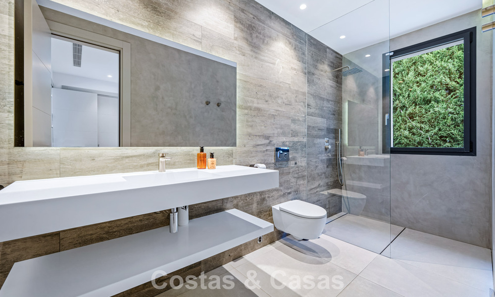 Villa de luxe moderne à vendre dans un style architectural contemporain, à quelques minutes à pied de Puerto Banus, Marbella 788882