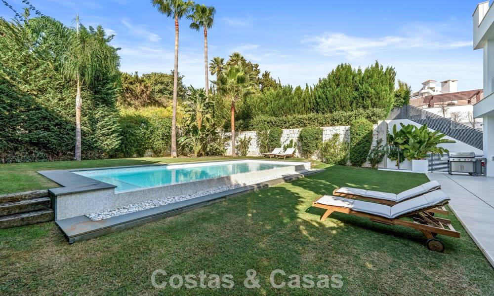 Villa de luxe moderne à vendre dans un style architectural contemporain, à quelques minutes à pied de Puerto Banus, Marbella 788886
