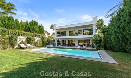 Villa de luxe moderne à vendre dans un style architectural contemporain, à quelques minutes à pied de Puerto Banus, Marbella 788887