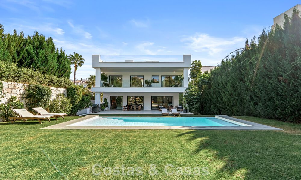 Villa de luxe moderne à vendre dans un style architectural contemporain, à quelques minutes à pied de Puerto Banus, Marbella 788888