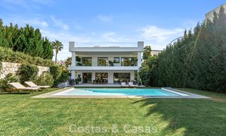 Villa de luxe moderne à vendre dans un style architectural contemporain, à quelques minutes à pied de Puerto Banus, Marbella 788888 