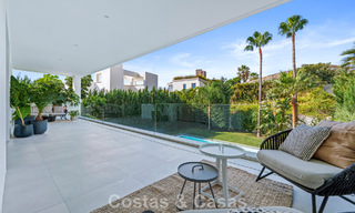 Villa de luxe moderne à vendre dans un style architectural contemporain, à quelques minutes à pied de Puerto Banus, Marbella 788898 