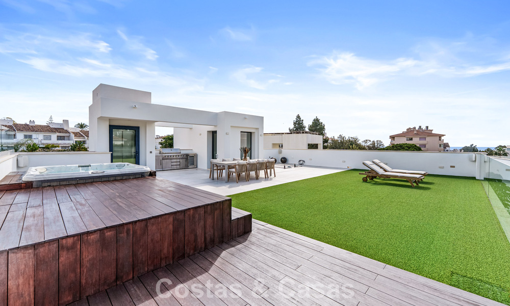Villa de luxe moderne à vendre dans un style architectural contemporain, à quelques minutes à pied de Puerto Banus, Marbella 788900
