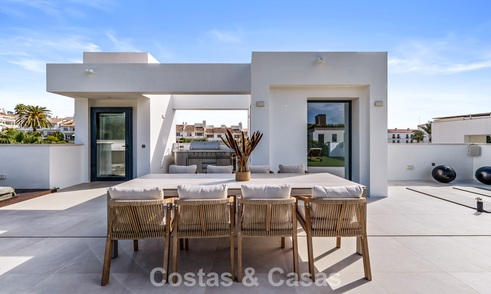 Villa de luxe moderne à vendre dans un style architectural contemporain, à quelques minutes à pied de Puerto Banus, Marbella 788901