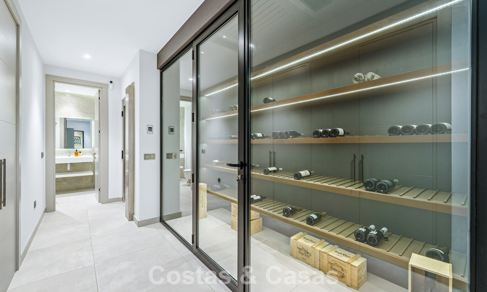 Villa de luxe moderne à vendre dans un style architectural contemporain, à quelques minutes à pied de Puerto Banus, Marbella 788902