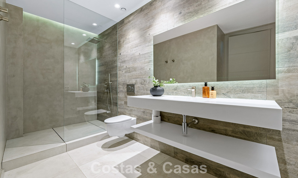 Villa de luxe moderne à vendre dans un style architectural contemporain, à quelques minutes à pied de Puerto Banus, Marbella 788905