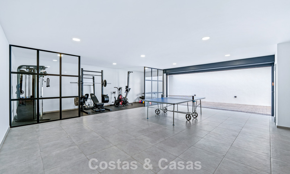 Villa de luxe moderne à vendre dans un style architectural contemporain, à quelques minutes à pied de Puerto Banus, Marbella 788907