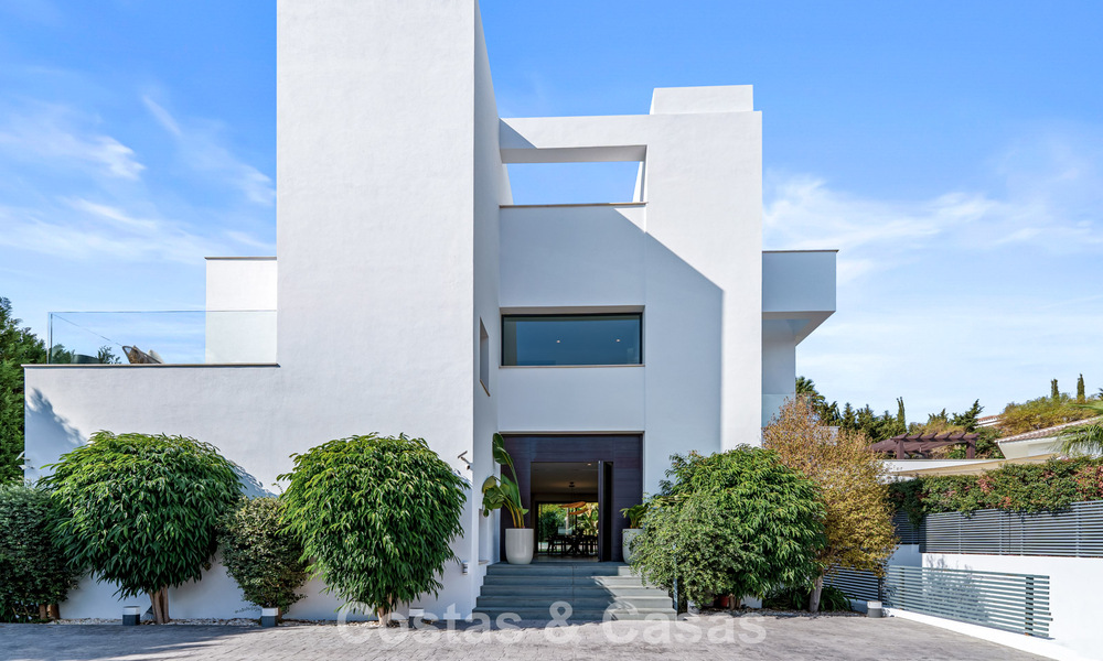 Villa de luxe moderne à vendre dans un style architectural contemporain, à quelques minutes à pied de Puerto Banus, Marbella 788909