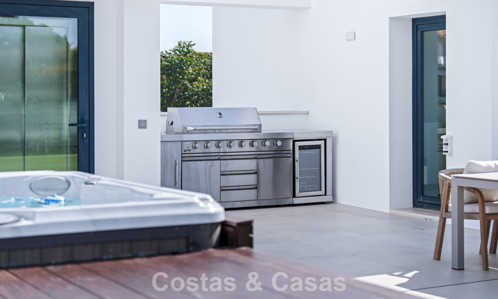 Villa de luxe moderne à vendre dans un style architectural contemporain, à quelques minutes à pied de Puerto Banus, Marbella 788910