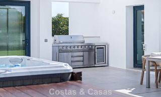 Villa de luxe moderne à vendre dans un style architectural contemporain, à quelques minutes à pied de Puerto Banus, Marbella 788910 