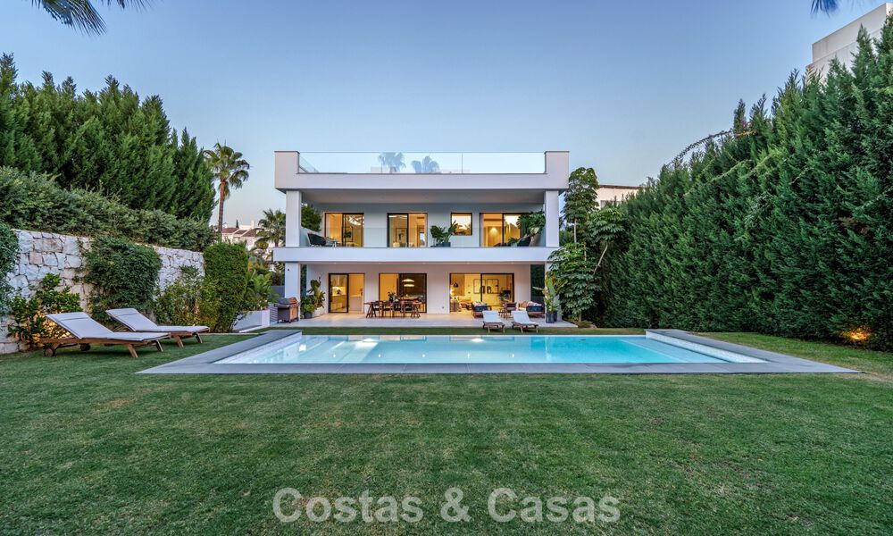 Villa de luxe moderne à vendre dans un style architectural contemporain, à quelques minutes à pied de Puerto Banus, Marbella 788913