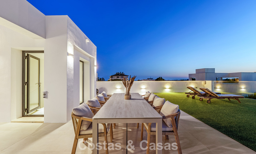 Villa de luxe moderne à vendre dans un style architectural contemporain, à quelques minutes à pied de Puerto Banus, Marbella 788917