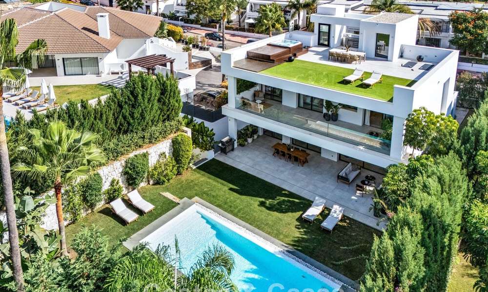 Villa de luxe moderne à vendre dans un style architectural contemporain, à quelques minutes à pied de Puerto Banus, Marbella 788922