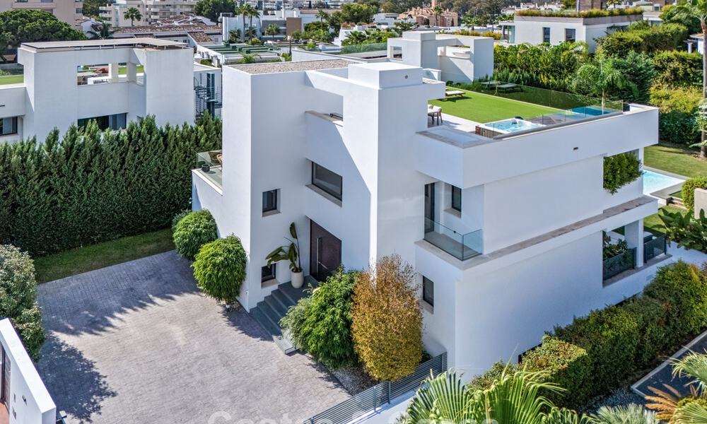 Villa de luxe moderne à vendre dans un style architectural contemporain, à quelques minutes à pied de Puerto Banus, Marbella 788923