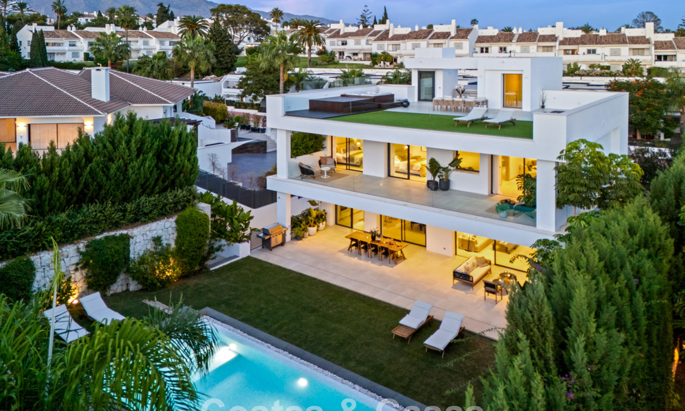 Villa de luxe moderne à vendre dans un style architectural contemporain, à quelques minutes à pied de Puerto Banus, Marbella 788924