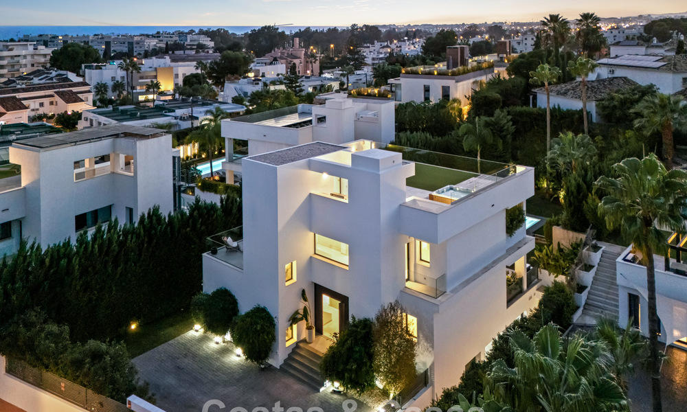 Villa de luxe moderne à vendre dans un style architectural contemporain, à quelques minutes à pied de Puerto Banus, Marbella 788925