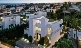 Villa de luxe moderne à vendre dans un style architectural contemporain, à quelques minutes à pied de Puerto Banus, Marbella 788925 