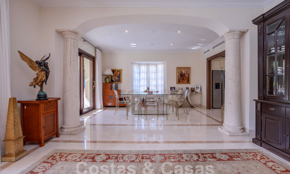 Villa de luxe intemporelle au charme andalou à vendre entourée de terrains de golf à Marbella - Benahavis 59654