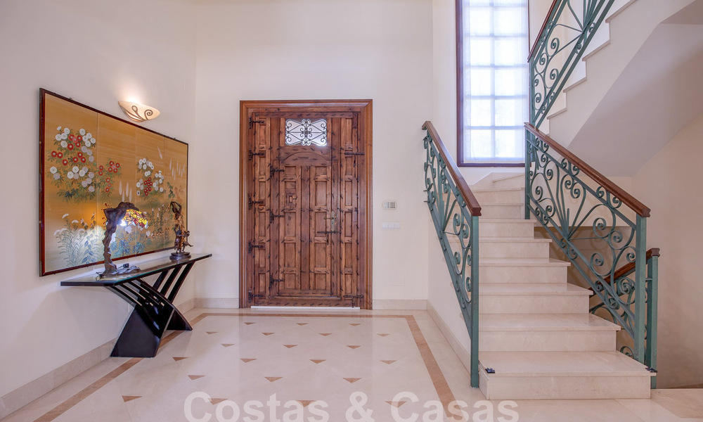 Villa de luxe intemporelle au charme andalou à vendre entourée de terrains de golf à Marbella - Benahavis 59662