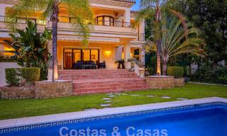Villa de luxe intemporelle au charme andalou à vendre entourée de terrains de golf à Marbella - Benahavis 59684 