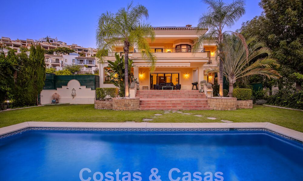 Villa de luxe intemporelle au charme andalou à vendre entourée de terrains de golf à Marbella - Benahavis 59689