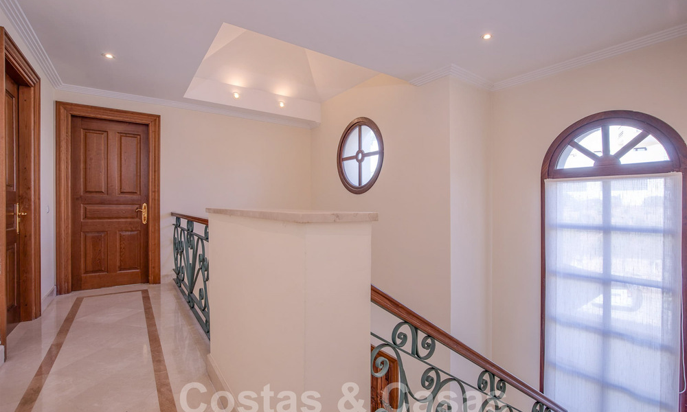 Villa de luxe intemporelle au charme andalou à vendre entourée de terrains de golf à Marbella - Benahavis 59691