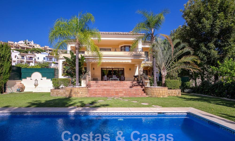 Villa de luxe intemporelle au charme andalou à vendre entourée de terrains de golf à Marbella - Benahavis 59692