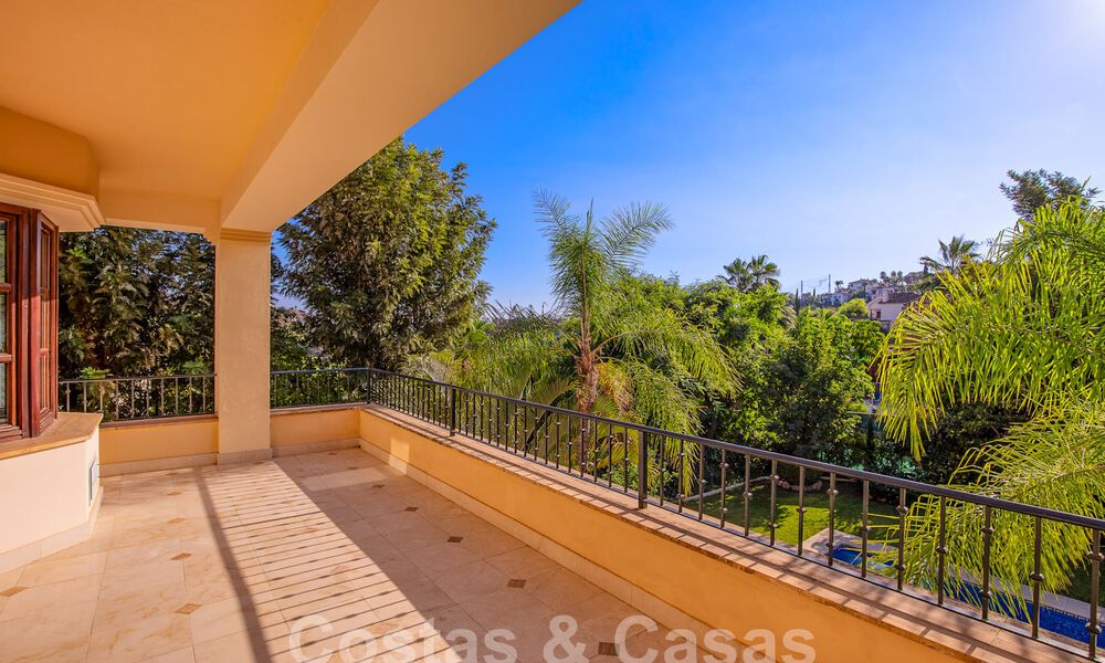Villa de luxe intemporelle au charme andalou à vendre entourée de terrains de golf à Marbella - Benahavis 59693
