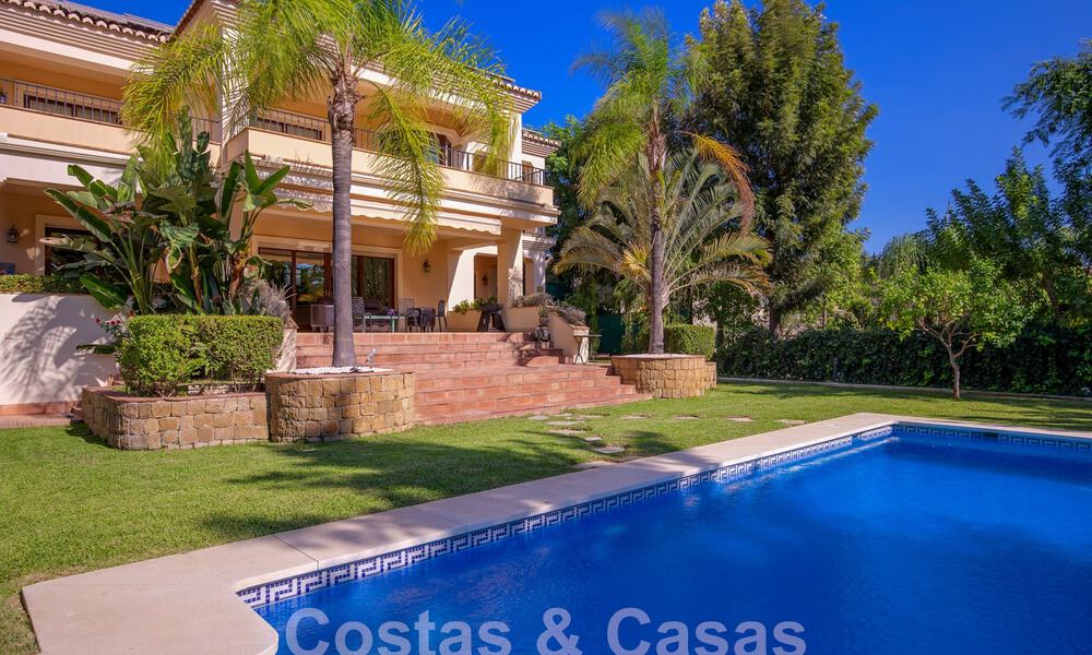 Villa de luxe intemporelle au charme andalou à vendre entourée de terrains de golf à Marbella - Benahavis 59697