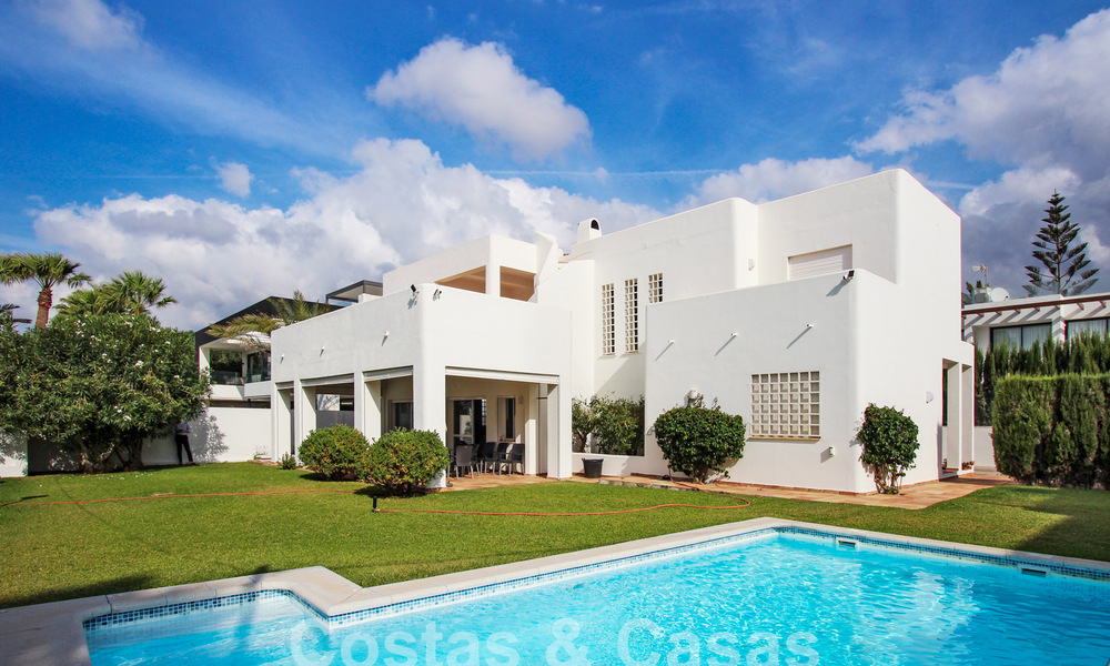 Villa à rénover avec un grand potentiel à vendre à quelques mètres de la plage dans un quartier populaire de Marbella Est 59701