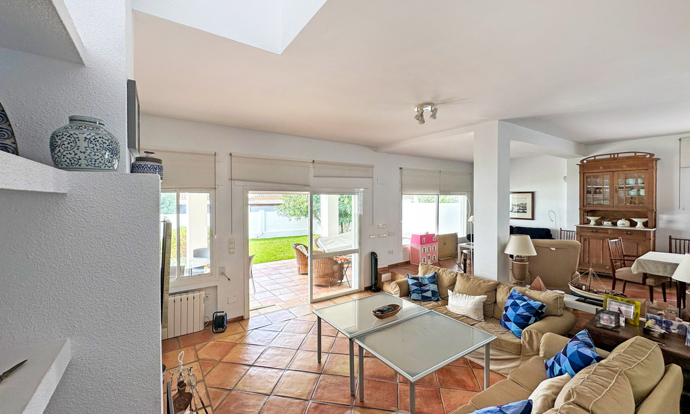 Villa à rénover avec un grand potentiel à vendre à quelques mètres de la plage dans un quartier populaire de Marbella Est 59712