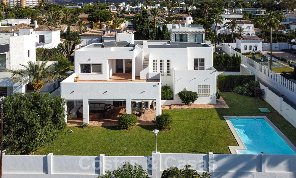 Villa à rénover avec un grand potentiel à vendre à quelques mètres de la plage dans un quartier populaire de Marbella Est 59717