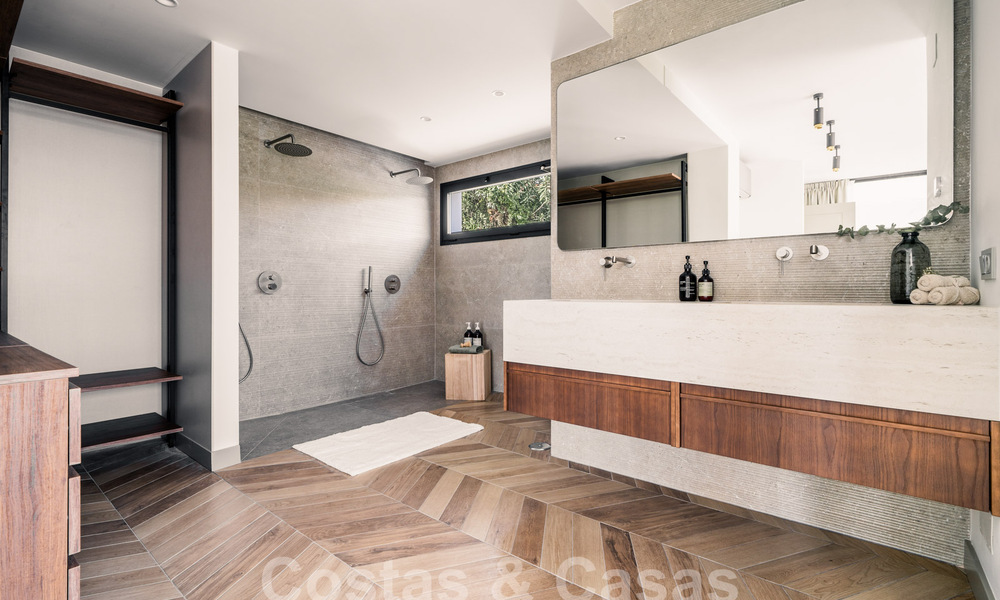 Villa de luxe rénovée de caractère avec vue sur la mer dans une communauté fermée à vendre à Nueva Andalucia, Marbella 60000