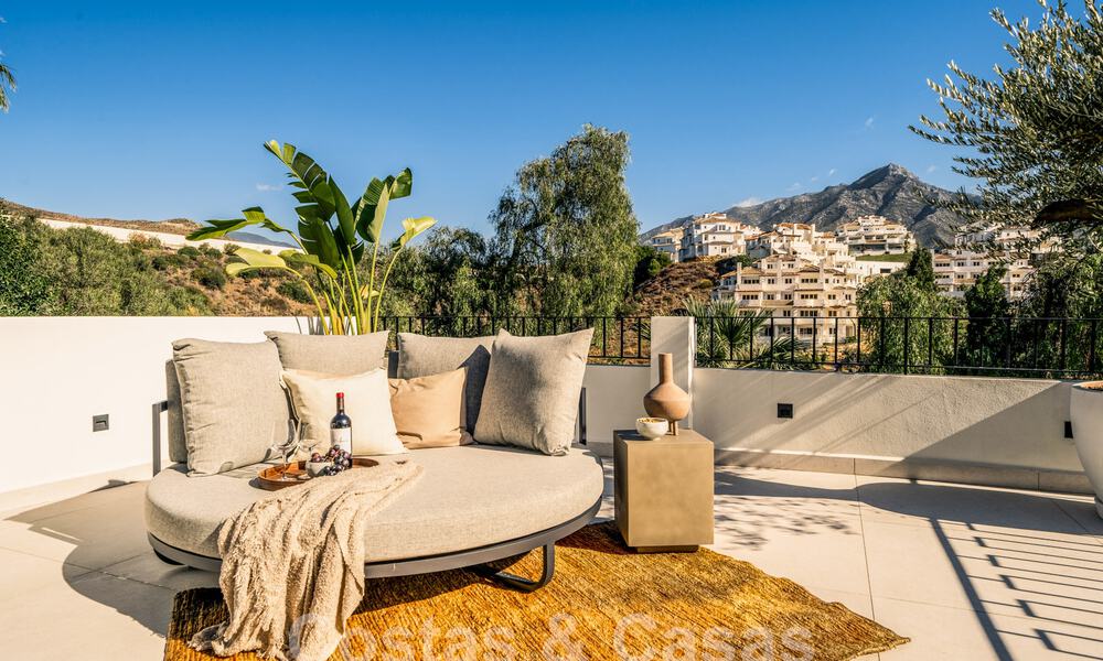 Villa de luxe rénovée de caractère avec vue sur la mer dans une communauté fermée à vendre à Nueva Andalucia, Marbella 60024