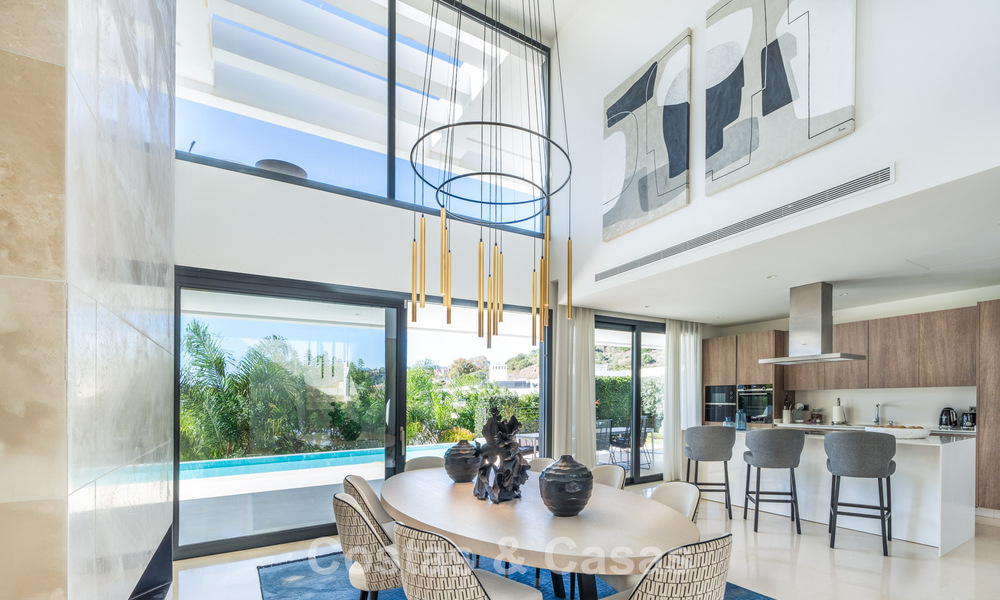 Villa de luxe sophistiquée au design moderne à vendre dans une communauté protégée de la vallée du golf de Nueva Andalucia à Marbella 60370