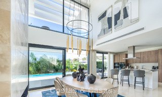 Villa de luxe sophistiquée au design moderne à vendre dans une communauté protégée de la vallée du golf de Nueva Andalucia à Marbella 60370 