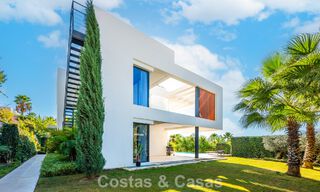 Villa de luxe sophistiquée au design moderne à vendre dans une communauté protégée de la vallée du golf de Nueva Andalucia à Marbella 60374 