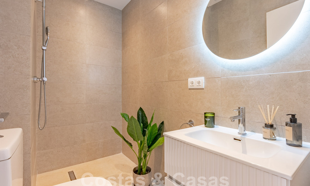 Penthouse contemporain rénové à vendre avec terrasse spacieuse et vue sur la mer dans le complexe de golf La Quinta, Benahavis - Marbella 60610