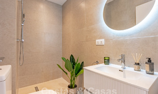 Penthouse contemporain rénové à vendre avec terrasse spacieuse et vue sur la mer dans le complexe de golf La Quinta, Benahavis - Marbella 60610 