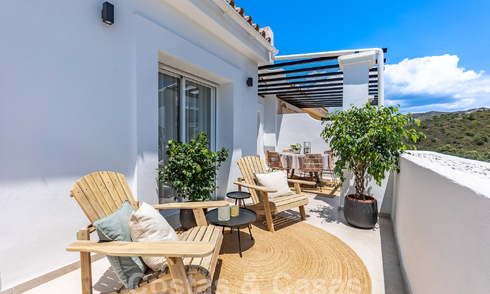 Penthouse contemporain rénové à vendre avec terrasse spacieuse et vue sur la mer dans le complexe de golf La Quinta, Benahavis - Marbella 60614