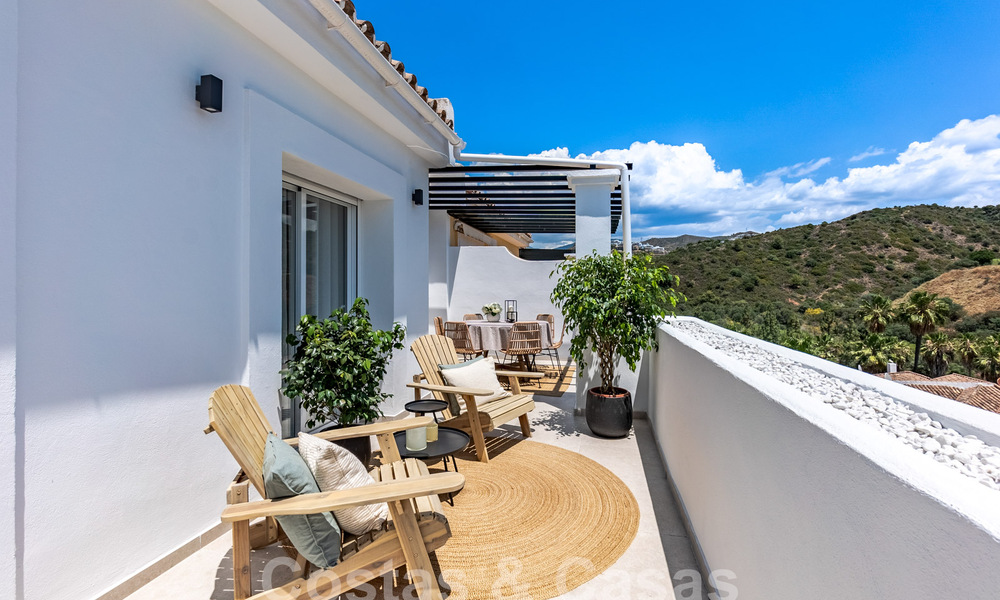 Penthouse contemporain rénové à vendre avec terrasse spacieuse et vue sur la mer dans le complexe de golf La Quinta, Benahavis - Marbella 60615