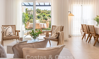 Penthouse contemporain rénové à vendre avec terrasse spacieuse et vue sur la mer dans le complexe de golf La Quinta, Benahavis - Marbella 60619 