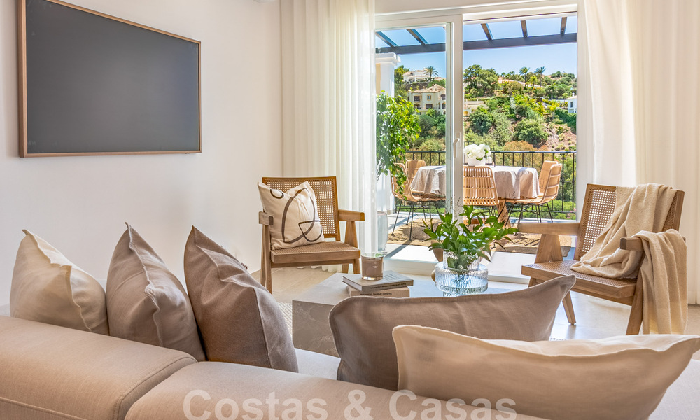 Penthouse contemporain rénové à vendre avec terrasse spacieuse et vue sur la mer dans le complexe de golf La Quinta, Benahavis - Marbella 60620
