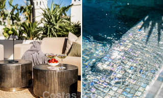 Penthouse rénové de qualité à vendre avec terrasse accueillante et vue sur la mer à Nueva Andalucia, Marbella 61137 
