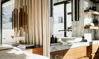 Penthouse rénové de qualité à vendre avec terrasse accueillante et vue sur la mer à Nueva Andalucia, Marbella 61140 