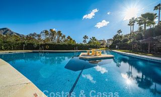 Penthouse rénové de qualité à vendre avec terrasse accueillante et vue sur la mer à Nueva Andalucia, Marbella 61141 