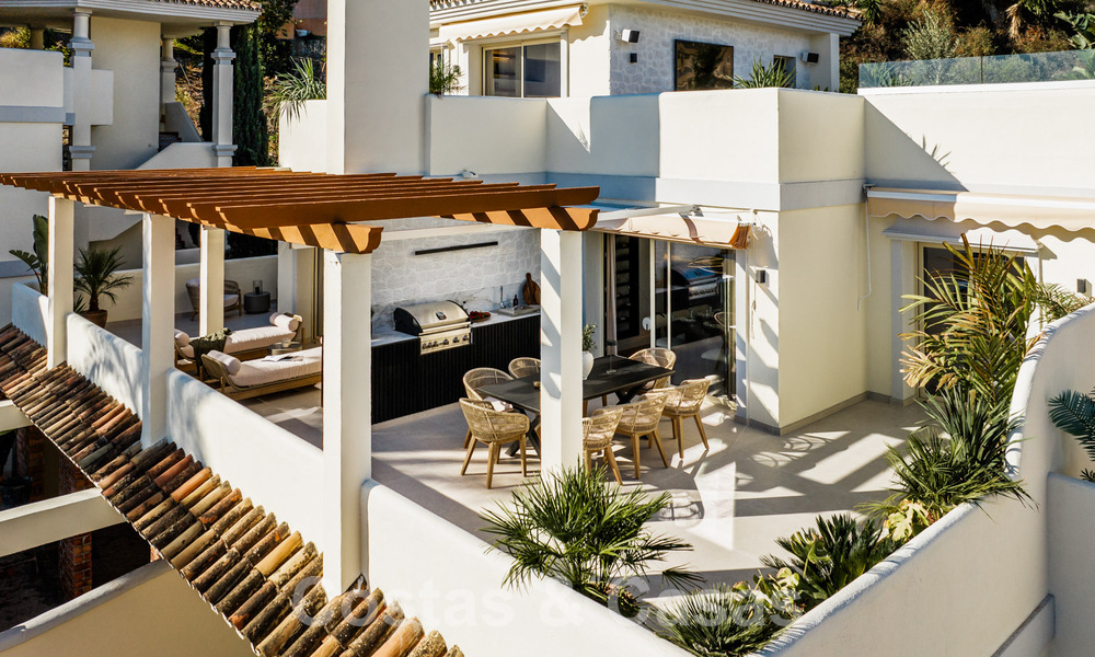 Penthouse rénové de qualité à vendre avec terrasse accueillante et vue sur la mer à Nueva Andalucia, Marbella 61142