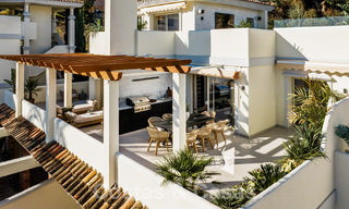Penthouse rénové de qualité à vendre avec terrasse accueillante et vue sur la mer à Nueva Andalucia, Marbella 61142 